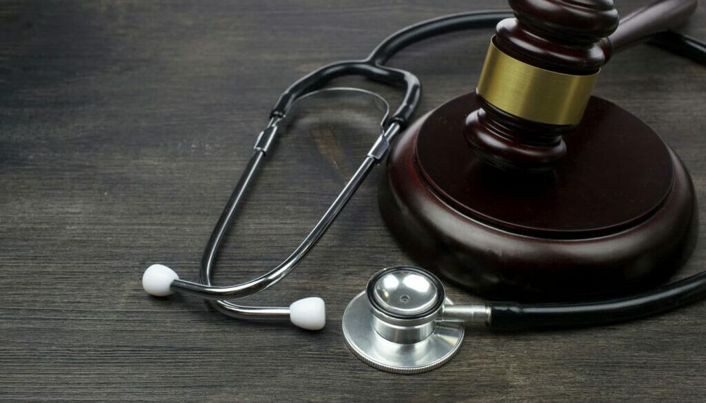 młotek sędziowski i stetoskop